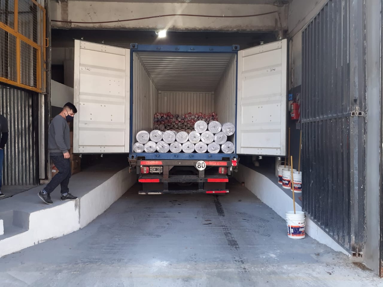 Camión cargado listo para despacho de prendas