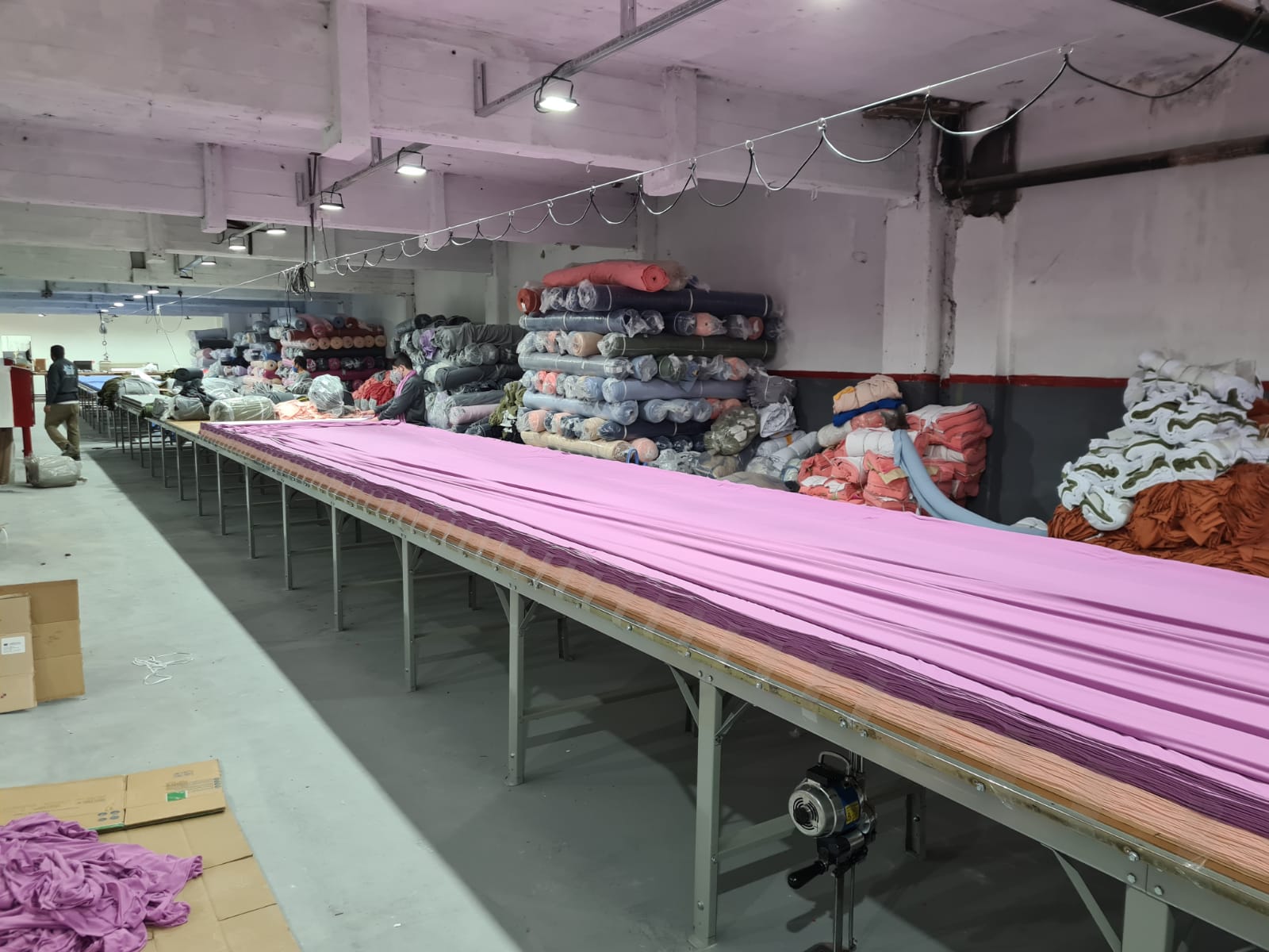 Mesa de corte manual en área de producción