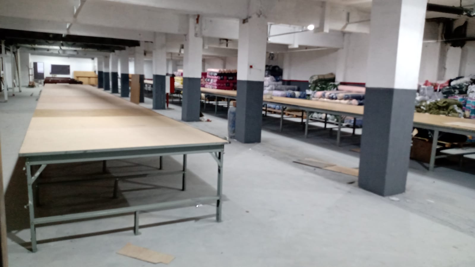 Vista panorámica de mesas de corte completas en la planta de JUMASA